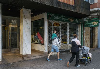 La fachada del portal del edificio de Burgos en el que un hombre de 42 años mató a su pareja, de 20, el sábado.