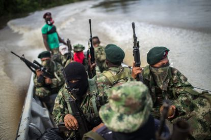 Guerrilleros del ELN patrullan en el departamento de Chocó, en 2017.