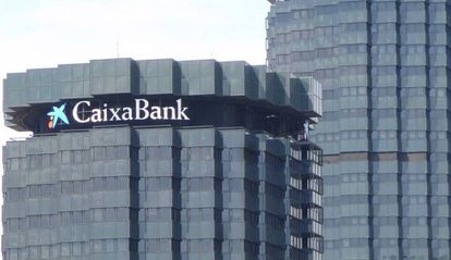 Exterior de una de las sedes de CaixaBank, en Barcelona.