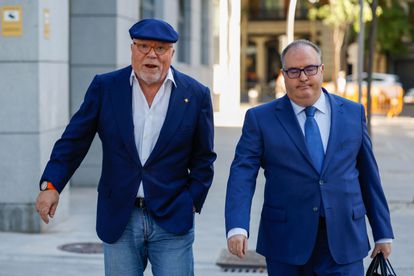 El comisario José Manuel Villarejo llega este lunes, junto a su abogado, a la sede de la Audiencia Nacional.