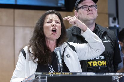 Fran Drescher, presidenta de SAG-AFTRA, habla durante el anuncio de la huelga.