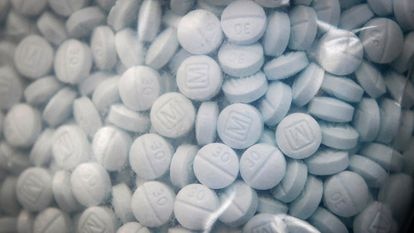 Una bolsa de pastillas falsas del analgésico oxicodona que contienen en realidad fentanilo, incautadas este mes ene el puerto de Sand Diego.