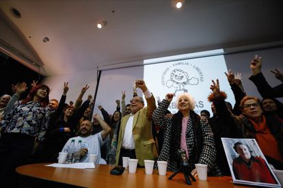 Miguel y Julio Santucho celebran junto a las Abuelas de Plaza de Mayo el hallazgo de uno de sus familaires, este viernes.
