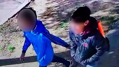 Joaquín Sperani (derecha) camina junto a su agresor en una captura de pantalla del vídeo de las cámaras de seguridad.
