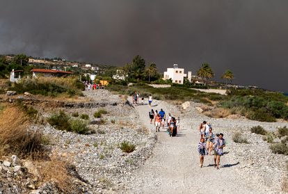 La desesperación ante las llamas en Rodas: “Los hidroaviones parecen mosquitos, no consiguen nada”