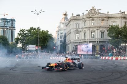 Checo Pérez con el monoplaza ‘Red Bull RB7’ de 2011, en el circuito urbano montado en el centro de Madrid este sábado.