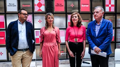 El politólogo Ignacio Sánchez Cuenca; la vicepresidenta segunda y ministra de Trabajo y Economía Social, Yolanda Díaz; la profesora universitaria y edil de Compostela Aberta, Marta Lois y el magistrado del Tribunal Supremo, Fernando Salinas, posan durante su presentación como coordinadores de trabajo de Sumar, el pasado septiembre.