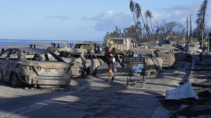 Una mujer camina entre los restos del incendio, este viernes en en Lahaina (Hawái).