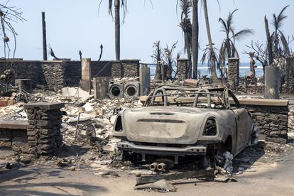 Vehículo calcinado y restos de una vivienda en la localidad de Lahaina, el miércoles.