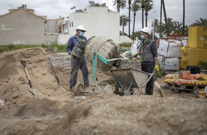 Obreros trabajando en la construcción de viviendas, en Valencia.