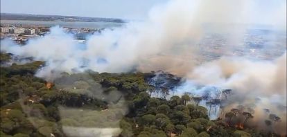 Incendio en Las Canteras (Cádiz) este domingo.