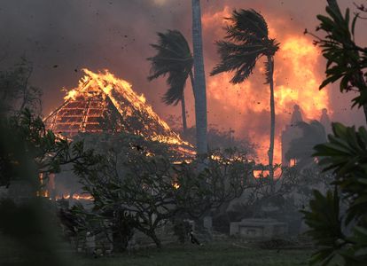 “La gente local lo ha perdido todo”, declaraba en rueda de prensa el director de desarrollo económico y turismo de Maui, James Kunane Tokioka. En la imagen, incendio de la histórica igleisa Waiola de Lahaina, en una imagen del martes.