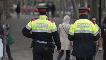 Los Mossos buscan a un hombre acusado de violar a una mujer en su piso al que accedió por el balcón en L’Hospitalet