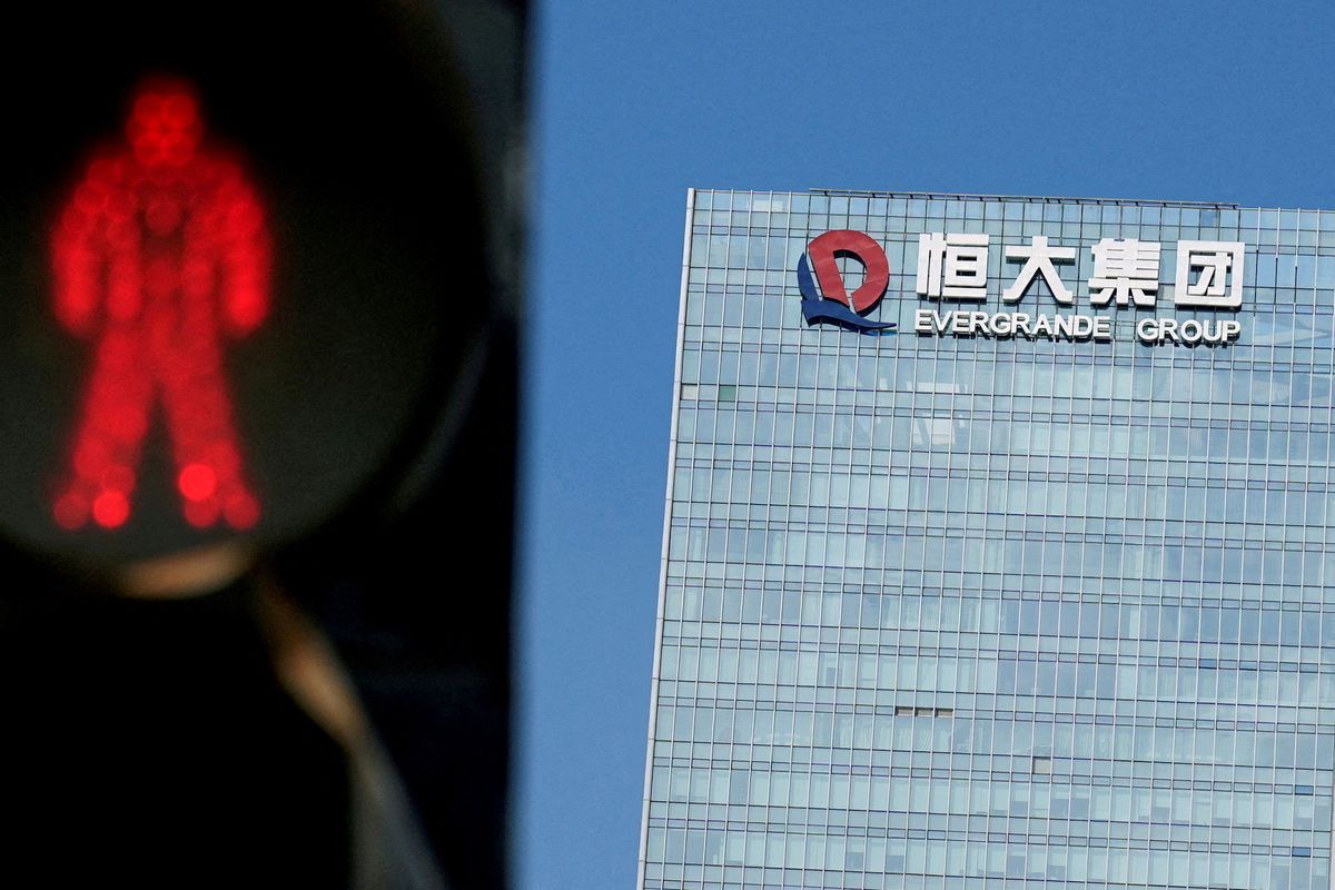 Las acciones de la promotora china Evergrande se hunden casi un 87% en su regreso a Bolsa