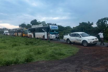 Convoy de España Rumbo al Sur bloqueado por las barricadas en la carretera entre Cap Skirring y Ziguinchor por el conflicto político en Senegal.