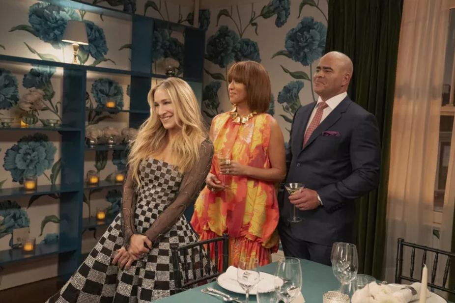 Un Oscar de la Renta de más de 12.000 euros con mangas ‘vintage’: así se creó el icónico estilismo de ‘la última cena’ de Carrie Bradshaw