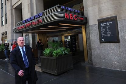 La puerta de los estudios de la NBC situados en el centro de Nueva York el 2 de mayo de 2023, día en que empezó la huelga de guionistas
