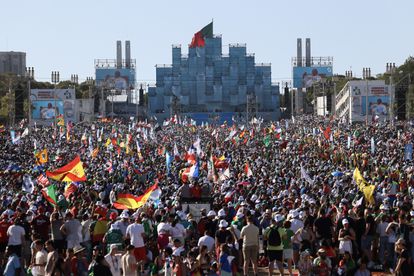 Asistentes al viacrucis presidido por el Papa y celebrado en el Parque Eduardo VII, en Lisboa, el viernes.