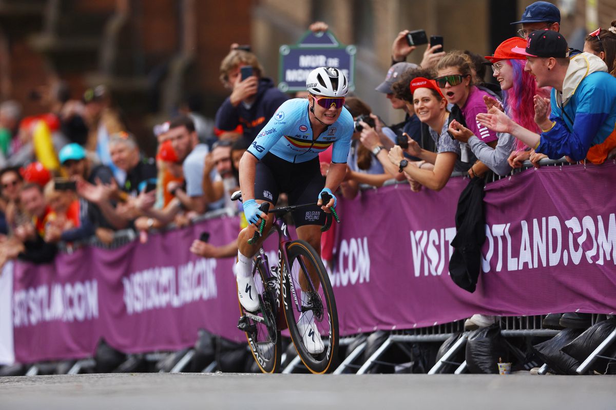 Lotte Kopecky, reina de Escocia, tras imponerse a Ludwig y Vollering