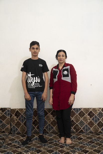 Samir, de 13 años, y su madre, en el campamento de refugiados sirios de Domiz. Huyeron de su país en 2012. El joven sufre graves secuelas en su salud mental.