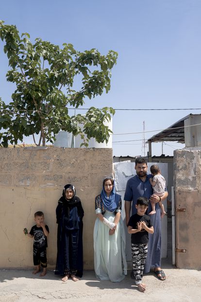 Sana Omer Aziz, junto a su marido, su suegra y sus hijos, en el campamento de desplazados de Debaga, donde viven 8.000 personas. Ellos son kurdos y no pueden volver a su hogar.