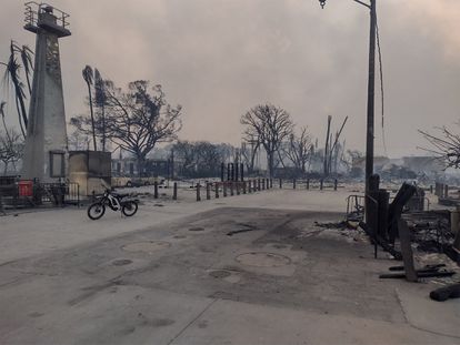 Las tareas de búsqueda y rescate continúan, sin que hasta el momento se conozca por completo el alcance de los daños: los servicios de telefonía móvil se encuentran interrumpidos, lo que dificulta las comunicaciones y los avisos de emergencia. En la imagen, edificios calcinados en la ciudad de Lahaina, de la isla de Maui, el miércoles.