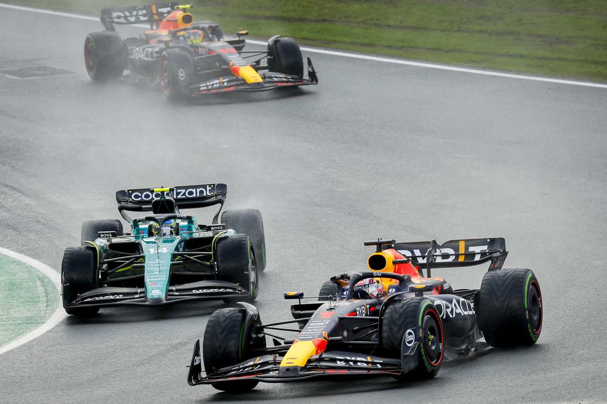 Verstappen y Alonso chapotean como nadie