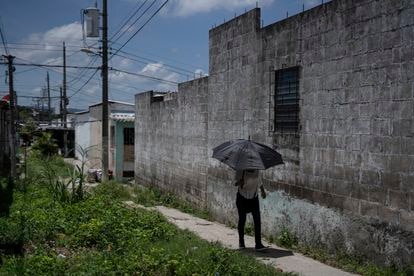 Una habitante camina sobre el final del pasaje La Fuente, uno de los sectores más peligrosos de la urbanización Cimas de San Bartolo.