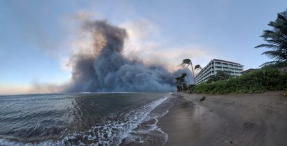 Los incendios forestales, avivados por los vientos del huracán Dora, que arrasan varias localidades en Hawái han dejando al menos 36 muertos, informaron este jueves las autoridades locales. En la imagen, columna de humo en la ciudad de Lahaina, Hawái.