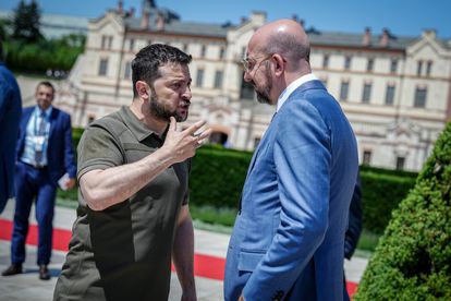 Los presidentes de Ucrania, Volodímir Zelenski, y del Consejo Europeo, Charles Michel, el 1 de junio en Bulboaca, Moldavia.