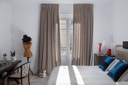 El dormitorio principal muestra los tonos que imperan en la casa: blancos y ocres, con alguna concesión al azul.