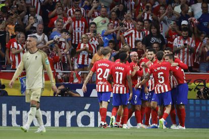 Los jugadores del Atlético celebran junto a Morata la consecución del primer gol.