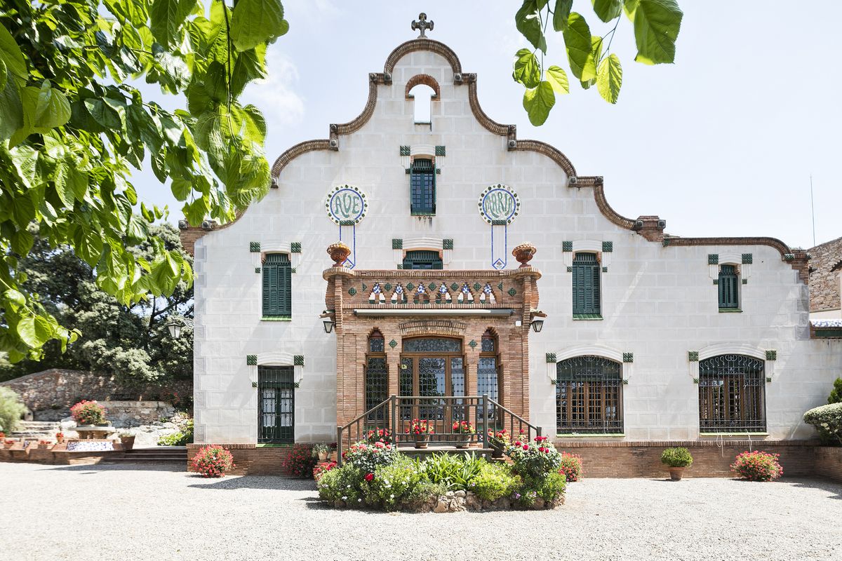 Las tres casas de la semana: herencia de la  arquitectura de Gaudí por 7 millones