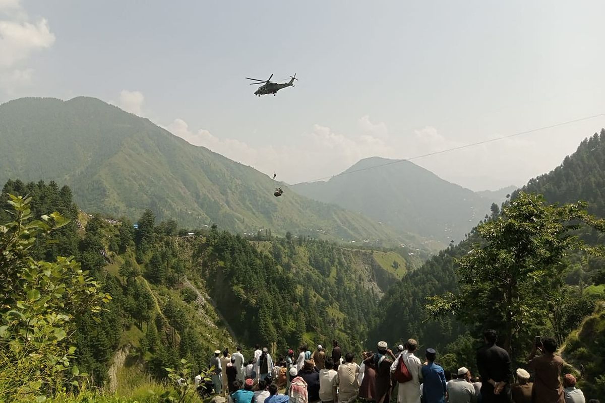 El ejército de Pakistán rescata a los ocho atrapados en un teleférico descolgado sobre un barranco