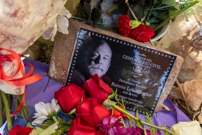 Una fotografía de Ramón Lobo, rodeada de flores durante su funeral en el cementerio de La Almudena de Madrid.