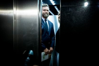 Iván Espinosa de los Monteros anuncia en rueda de prensa en el Congreso que abandona su escaño, este martes.