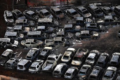 Vista aérea tomada el 10 de agosto que muestra automóviles destruidos por los incendios forestales en Lahaina.