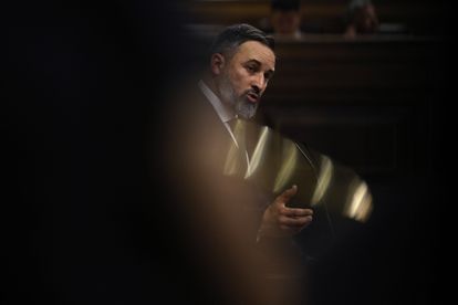 El líder de Vox, Santiago Abascal, replica a la intervención del líder del PP, Alberto Núñez Feijóo, en el debate de investidura.