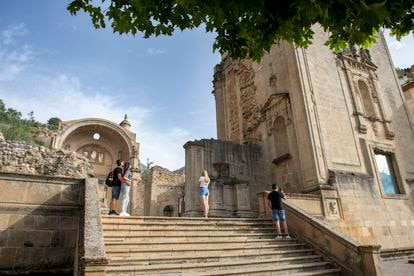 Visitantes contemplan la iglesia inacabada de Santa María de Cazorla, que se restauró entre 2006 y 2010 como monumento y como espacio público para espectáculos.