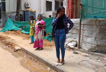 Mujeres en una calle de la ciudad de Bangalore, en la India.