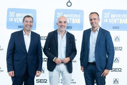 Desde la izquierda, Jordi Finazzi, director de Ràdio Barcelona y Cadena SER Catalunya; Daniel Sirera, líder del Partido Popular de Cataluña, y Miquel Noguer, director de la edición Cataluña de EL PAÍS.