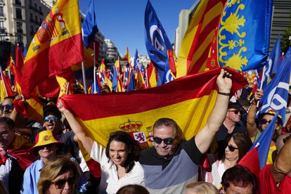Asistentes al acto del PP, este domingo, en la avenida de Felipe II de Madrid.