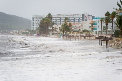Fuerte oleaje en una playa de Ibiza, este domingo.