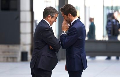 Los portavoces en el Congreso de los Diputados del PSOE y PP, Patxi López (a la izquierda) y Borja Sémper, este martes en el patio de la Cámara baja.