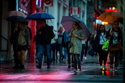 Peatones en la Gran Vía de Madrid este domingo.