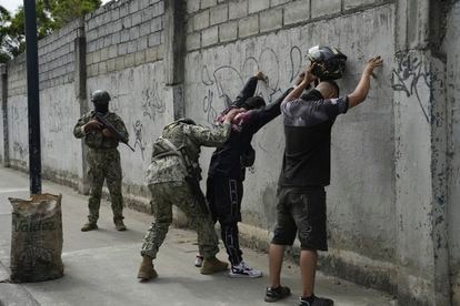 Soldados registran a motociclistas en un control de seguridad realizado por el ejército en Durán, el 14 de agosto de 2023.