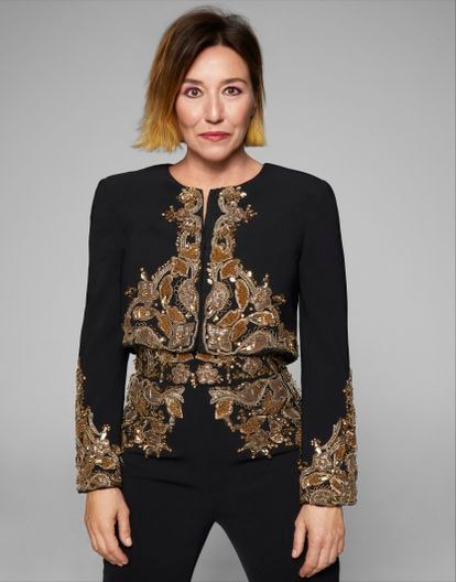 Lola Dueñas ya trabajó con Calvo y Ambrossi en la serie 'Veneno'. “Son los mejores directores con los que he rodado”, asegura. La actriz viste de Carolina Herrera.