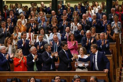 Feijóo recibe el aplauso de sus diputados tras su discurso de investidura.