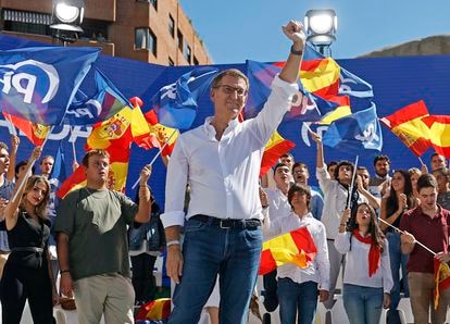 El presidente del Partido Popular, Alberto Núñez Feijóo, recibe los aplausos del público asistente al acto del PP en Madrid.