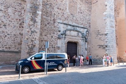 Un grupo de adolescentes frente a la comisaria de Policía Nacional de Almendralejo, Badajoz, el martes.